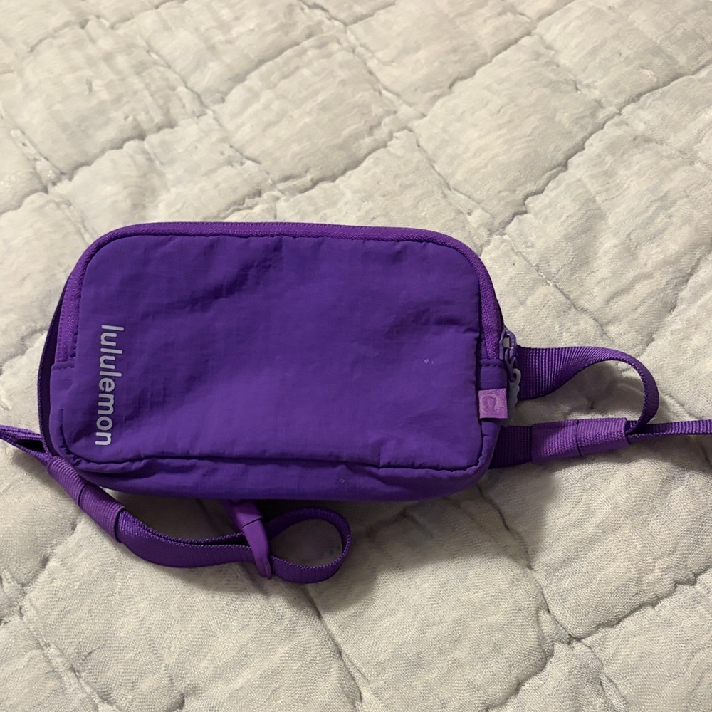 Lululemon Everywhere belt bag mini